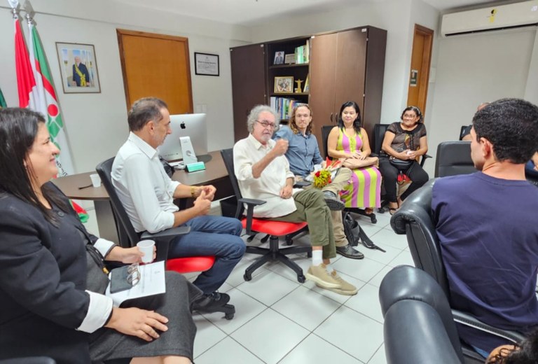 Professor Otávio Cabral acompanhando a cerimônia de posse
