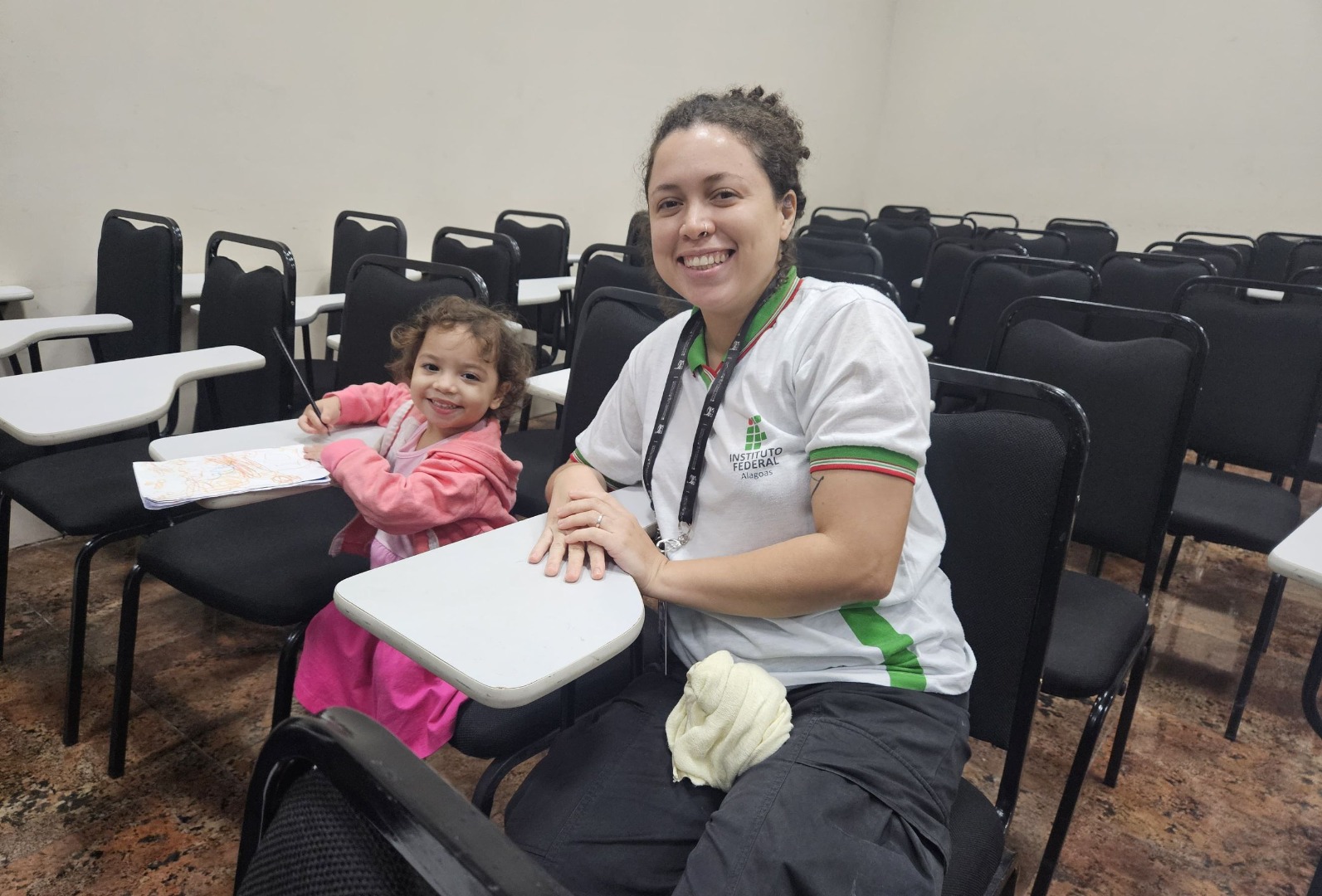Carolina Menezes, estudante do Campus Rio Largo, e sua filha