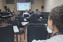 Estudante acompanha a palestra da pró-reitora Eunice Palmeira