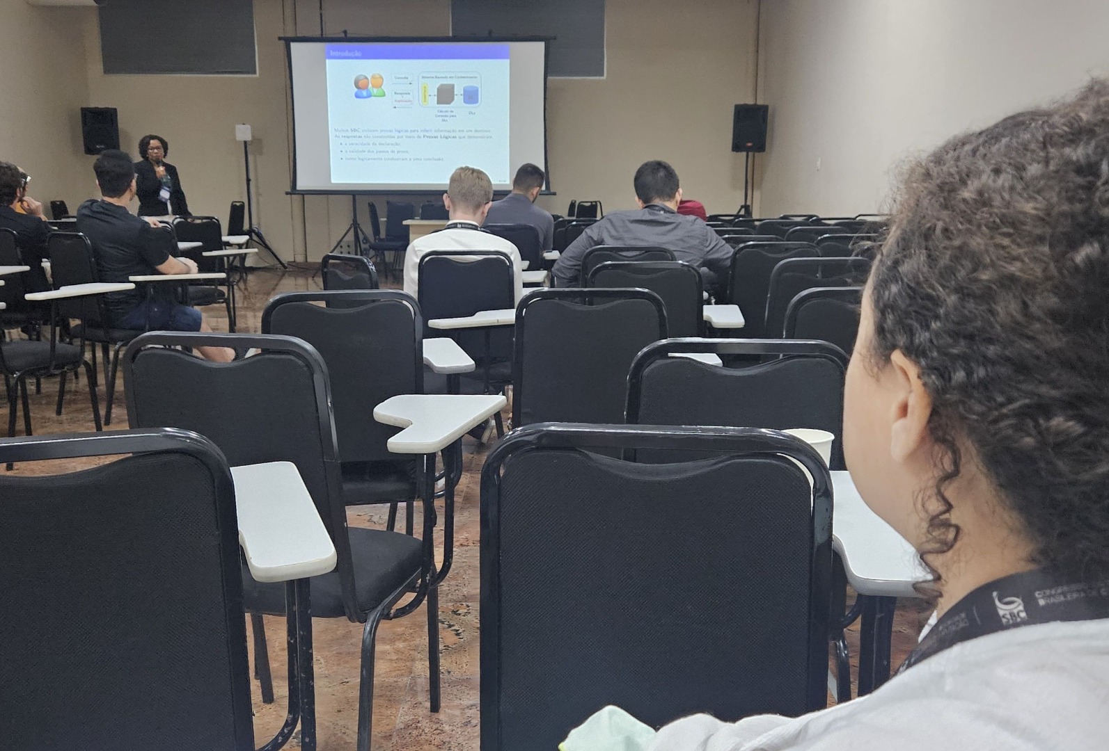 Estudante acompanha a palestra da pró-reitora Eunice Palmeira