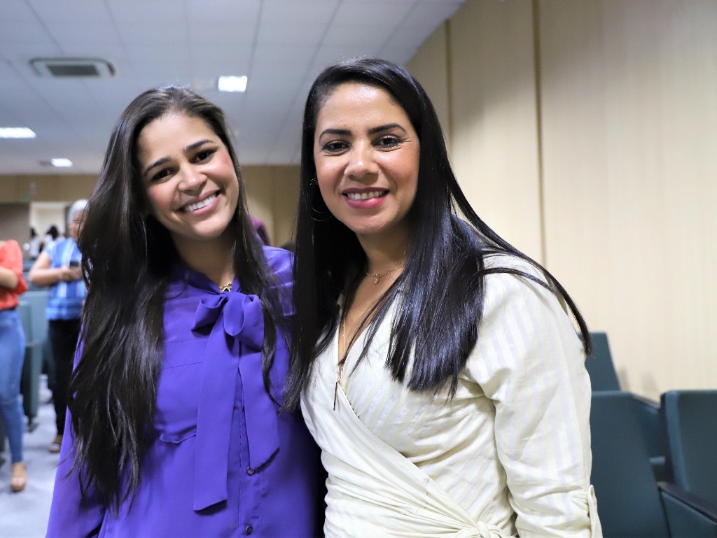 Mileide Cardene E Maria Aparecida Santos foram alunas de Letras Português e já atuam como profissionais da educação.JPG