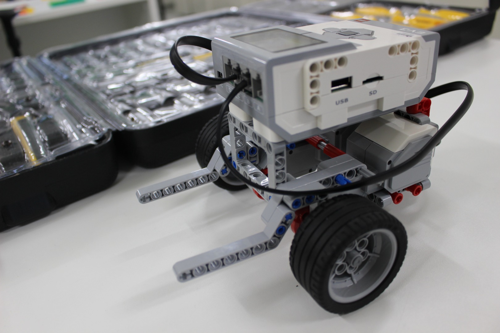 Laboratórios Maker são equipados com kits de robótica.JPG