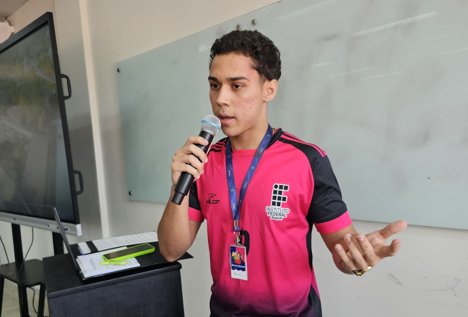 Comunidade acadêmica comemora entrega dos equipamentos educacionais