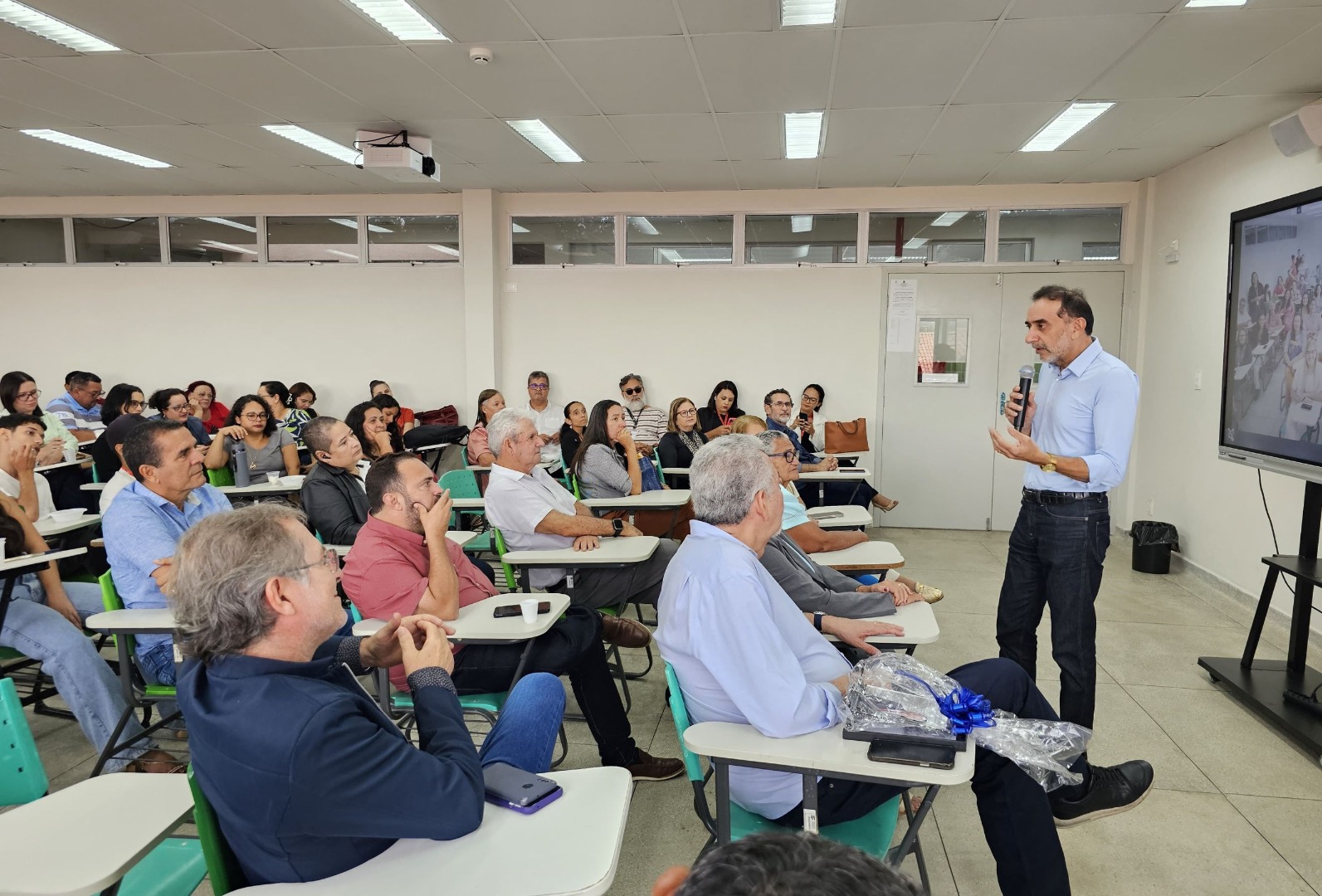 Reitor comemora entrega de equipamentos educacionais à comunidade acadêmica