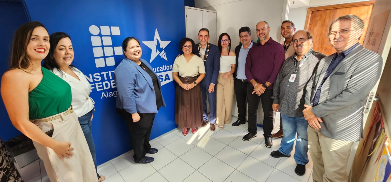 Diretores de unidades participaram de cerimônia de descerramento da placa do novo espaço na reitoria.jpeg