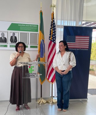 Eunice Palmeira agradece ao empenho da professora Valéria Teles, responsável pelo projeto de ambientação do escritório.jpeg