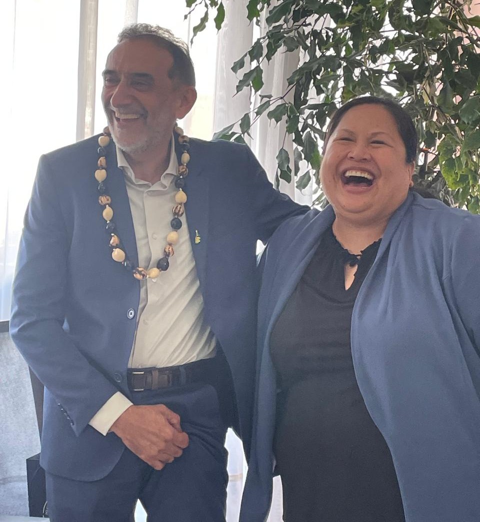 Natural do estado do Havaí, a consulesa May Baptista, entregou um colar de sementes tradicionais das ilhas, ao reitor Carlos Guedes, como símbolo da perenidade das relações de amizade entre os Estados Unidos e o Ifal.jpeg