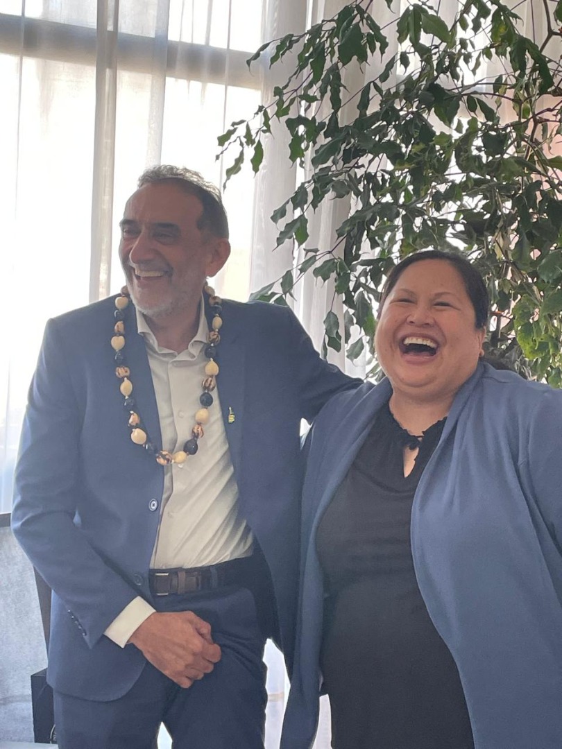 Natural do estado do Havaí, a consulesa May Baptista, entregou um colar de sementes tradicionais das ilhas, ao reitor Carlos Guedes, como símbolo da perenidade das relações de amizade entre os Estados Unidos e o Ifal.jpeg