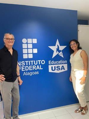 Os professores Marcelo Salgueiro e Soraya Rodrigues orientaramos interessados em mobilidade e cursos nos Esatados Unidos.jpeg