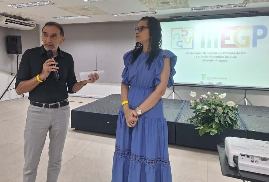 Reitor Carlos Guedes e diretora da DGP,Adriana Nogueira, fazem recepção dos gestores em cerimônia de abertura.jpeg