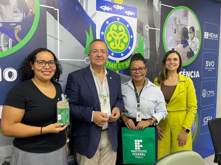 Reitora da Uncisal, Poliana Almeida, recebe Jorge Relvas, da Universidade Lisboa, com comitiva do Ifal, Eunice Palmeira e Selma Bezerra.jpeg