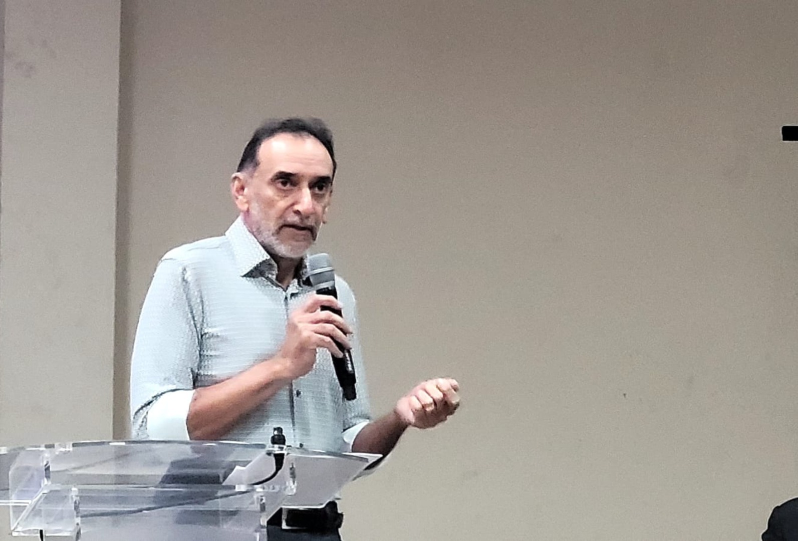 Reitor Carlos Guedes parabeniza os autores e os envolvidos