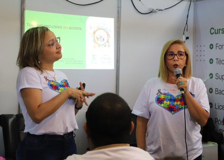 Renata Correia, da Unit, Valéria Montes, do Ifal, apresentam projeto desenvolvido em parceria, voltado ao turismo inclusivo.JPG