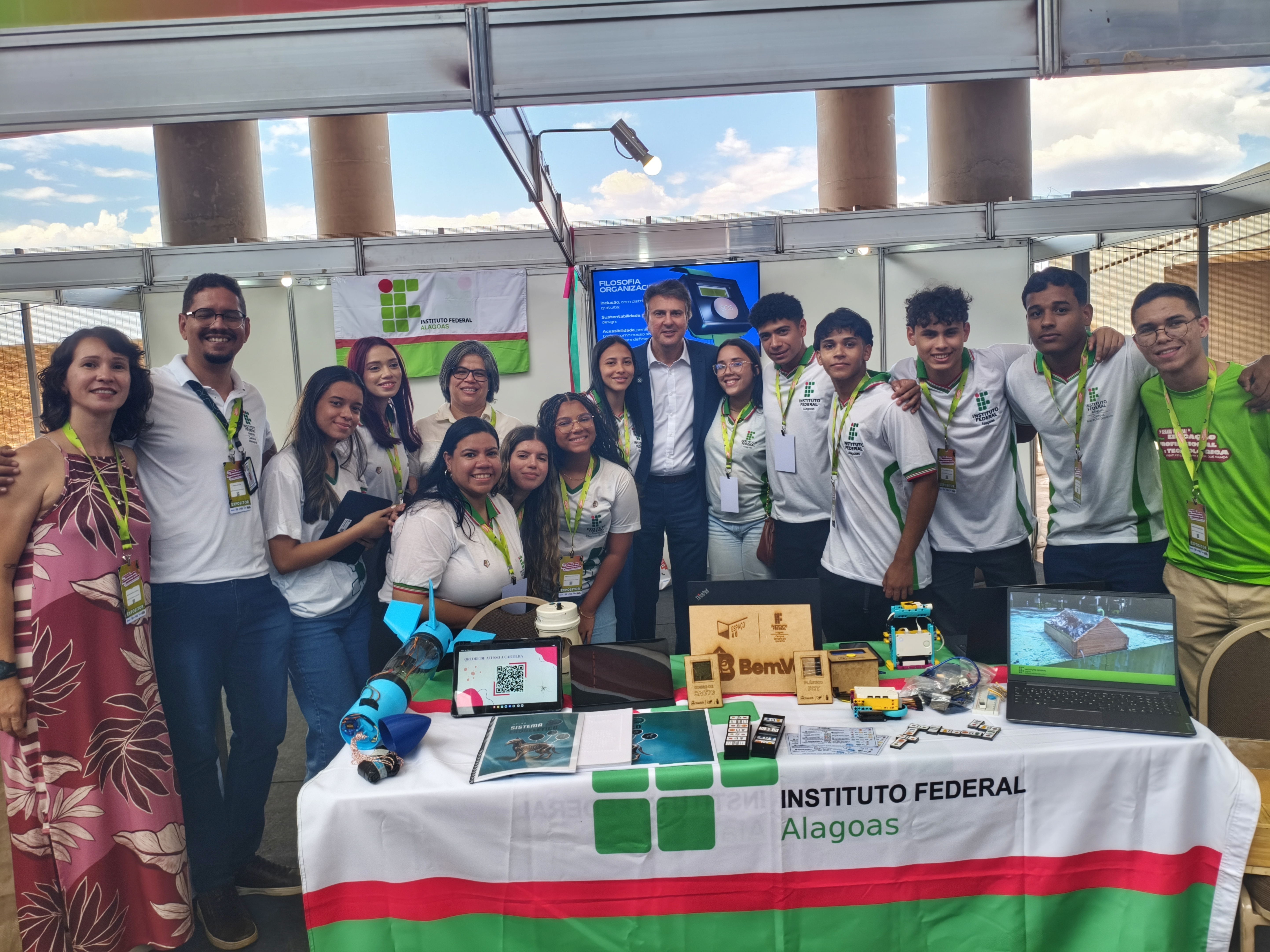 Estudantes e orientadoras/es do Ifal ao lado do ministro Camilo Santana