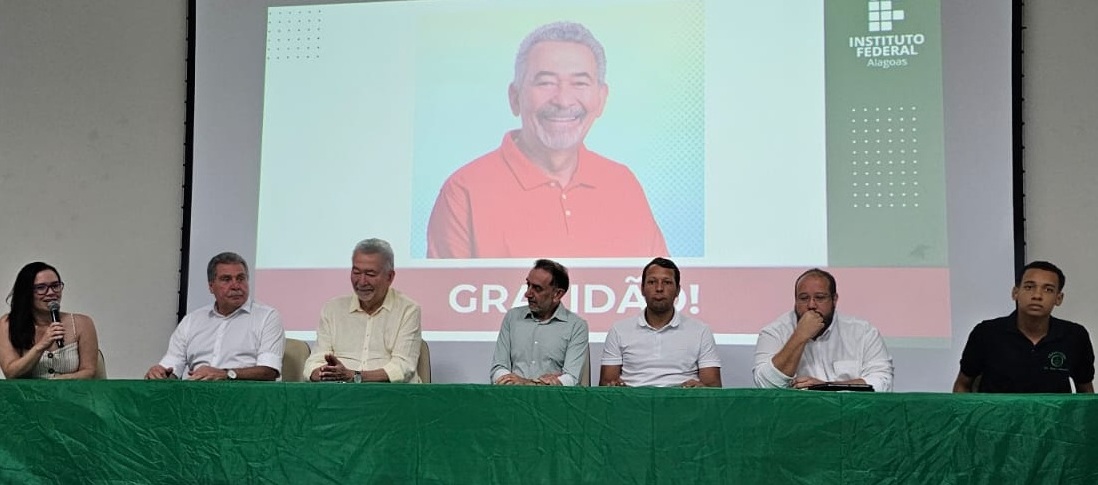 Deputado Federal Paulão compõe mesa de solenidade, junto a membros da equipe sistêmica do Ifal e agentes políticos da região.jpeg