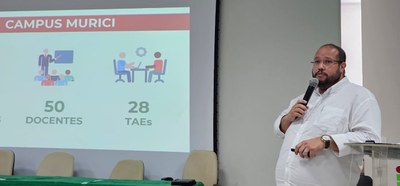O diretor geral do campus Murici, Rodrigo Oliveira, apresenta estrutura e serviços da unidade a serem implementados com investimentos.jpeg