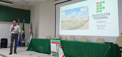 Reitor Carlos Guedes anumera equipamentos adquiridos com investimentos provenientes de emendas parlamentares no Campus Murici.jpeg