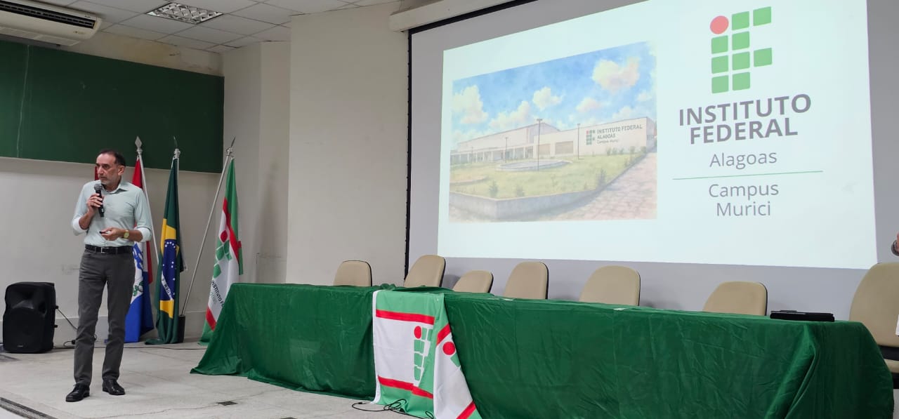 Reitor Carlos Guedes anumera equipamentos adquiridos com investimentos provenientes de emendas parlamentares no Campus Murici.jpeg