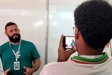 Professor Wellington apresenta o projeto na Bienal do Livro