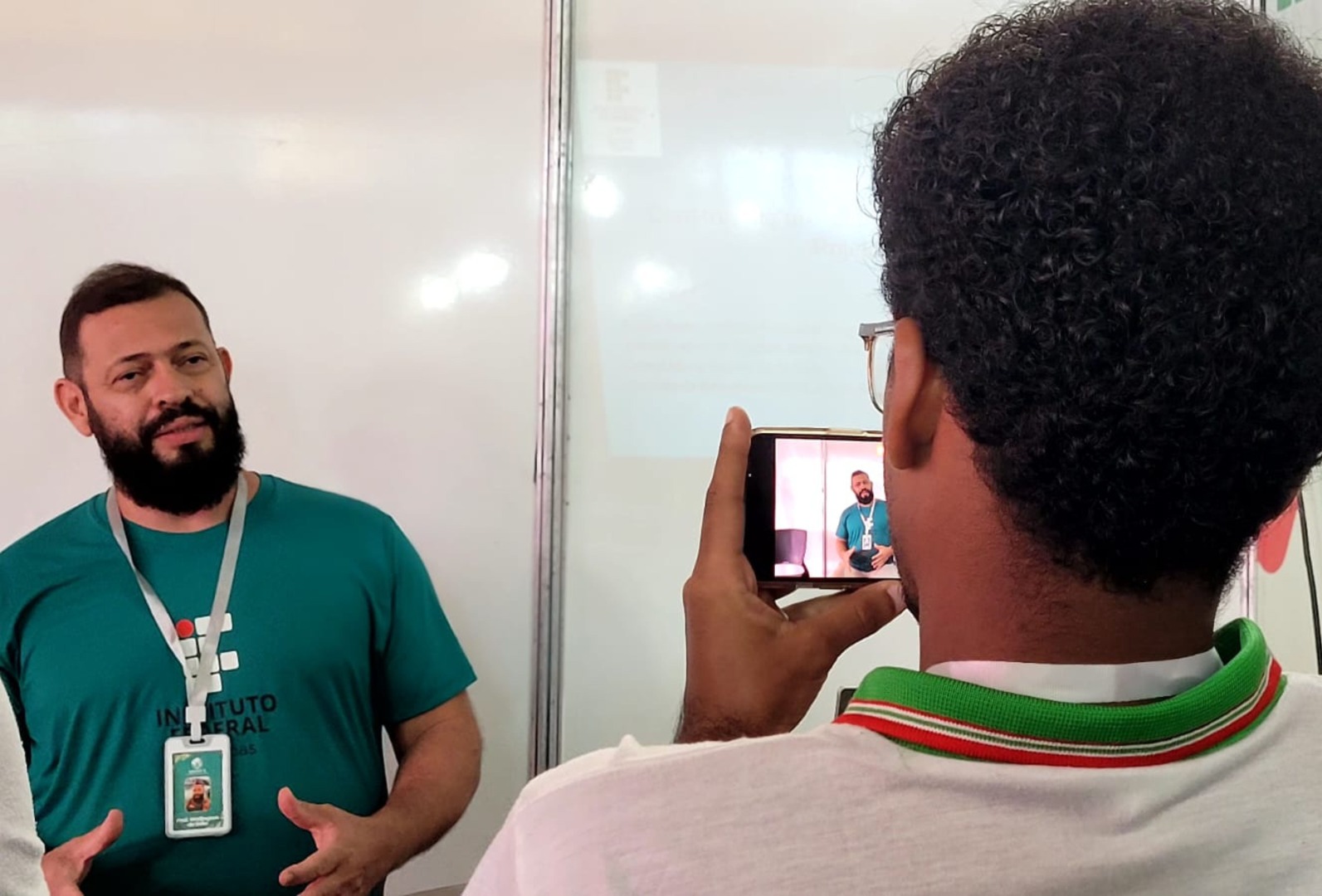 Professor Wellington apresenta o projeto na Bienal do Livro