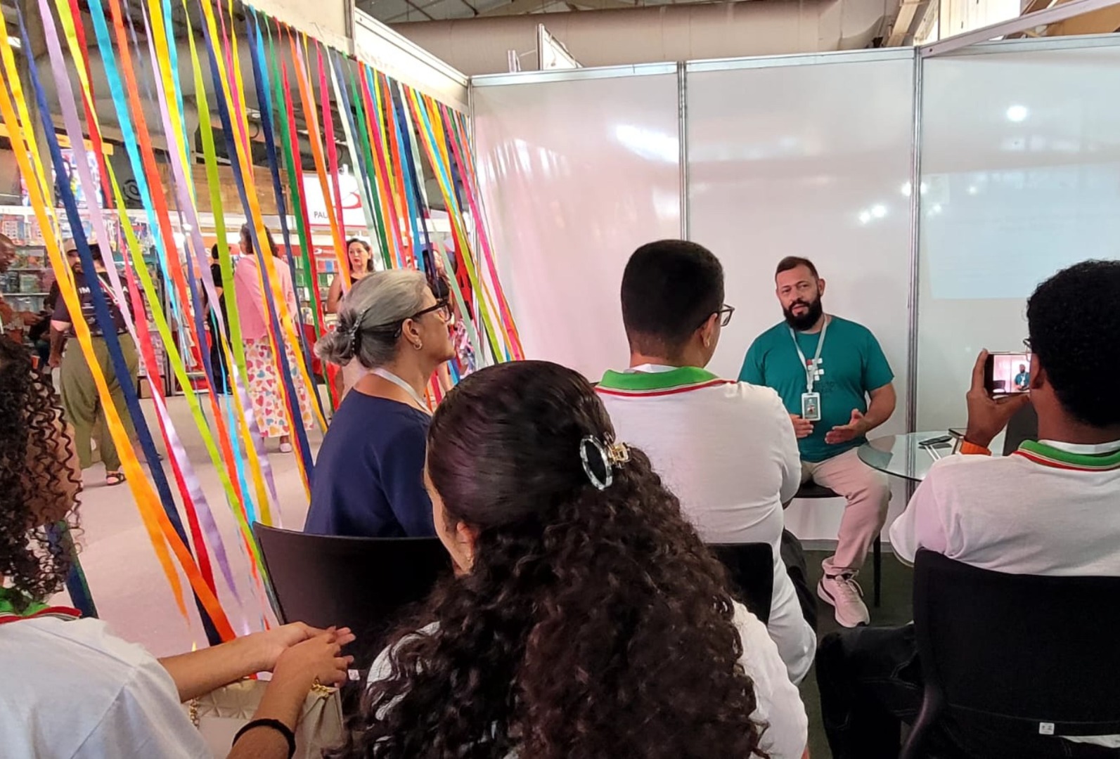 Professor Wellington apresenta o projeto na Bienal do Livro