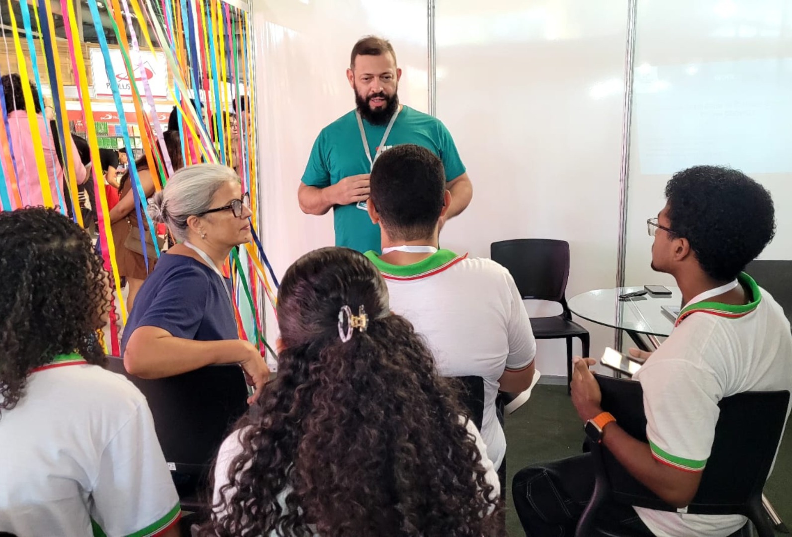 Professor Wellington apresenta o projeto na Bienal do Livro