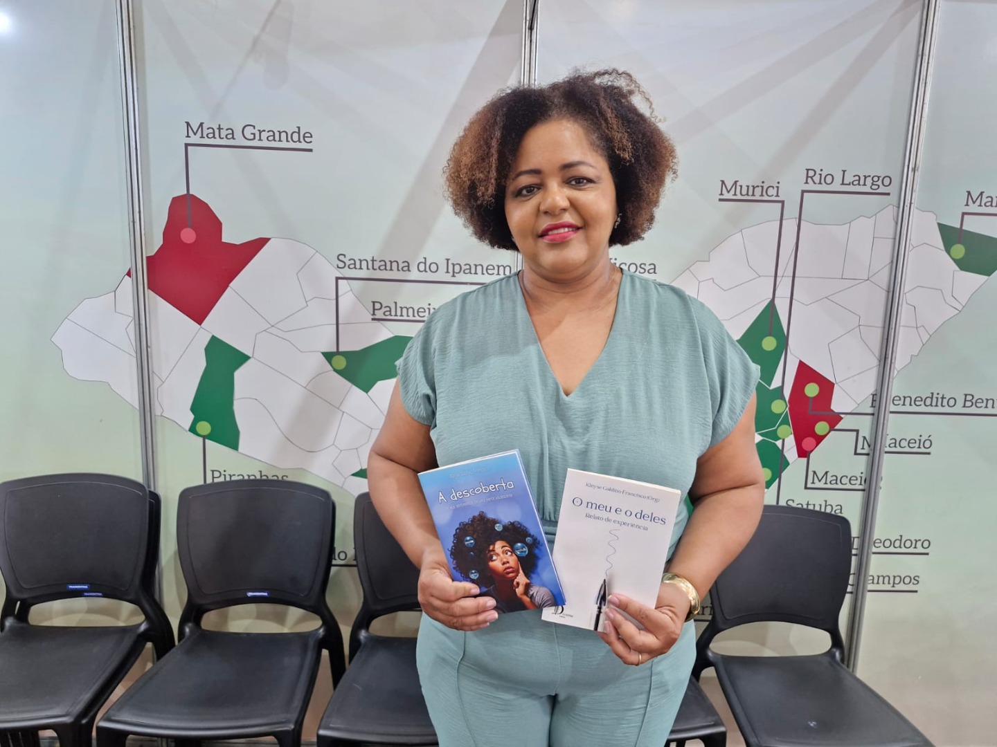 Professora Kleyse Galdino Francisco com seus dois livros.jpeg