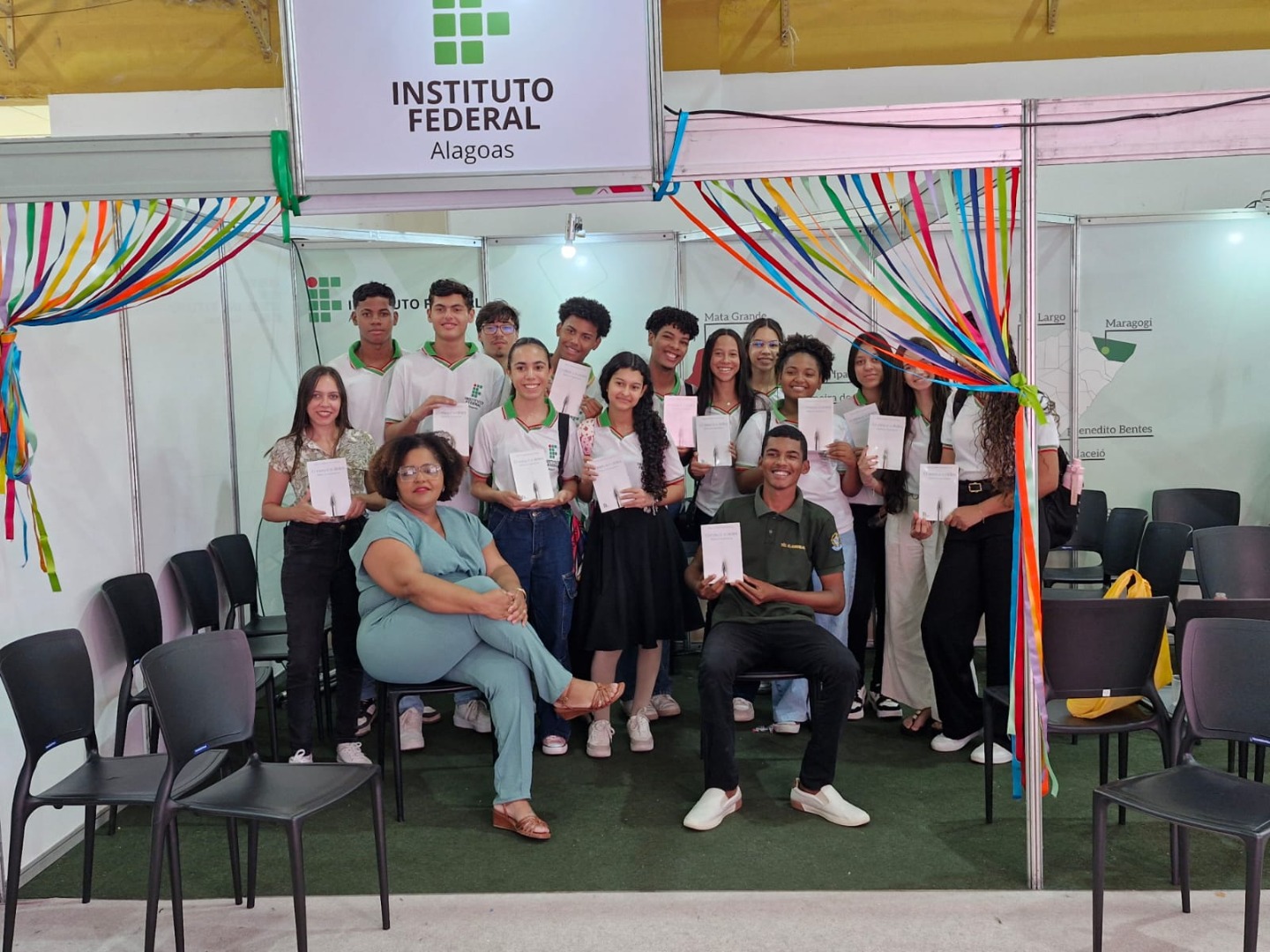 Professora Kleyse Galdino Francisco e os alunos que contribuiram para o livro.jpeg