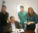 Reitor Sérgio Teixeira com a professora Mônica Ximenes e os estudantes que desenvolveram os aplicativos.