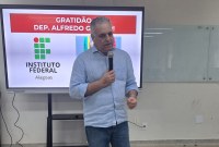 Deputado Alfredo Gaspar durante as entregas no Campus Palmeira