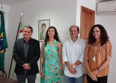 Reitor Sérgio Teixeira (à esquerda) empossa a docente Maria Verônica (de verde). A cerimônia também contou com a presenta do pró-reitor Luiz Henrique Lemos e da diretora Edileuza Ferraz.