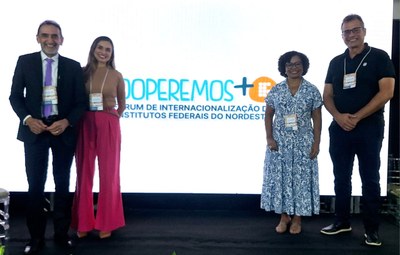 Reitor Carlos Guedes acompanhado da coordenadora de Relações Institucionais do Ifal Selma Bezerra, Eunice Palmeira, Pró-reitora do PRPPI e.jpeg