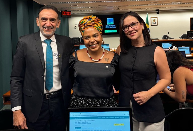 Carlos Guedes e Carolina Mendonça com a deputada federal Dandara Tonantzin.jpeg