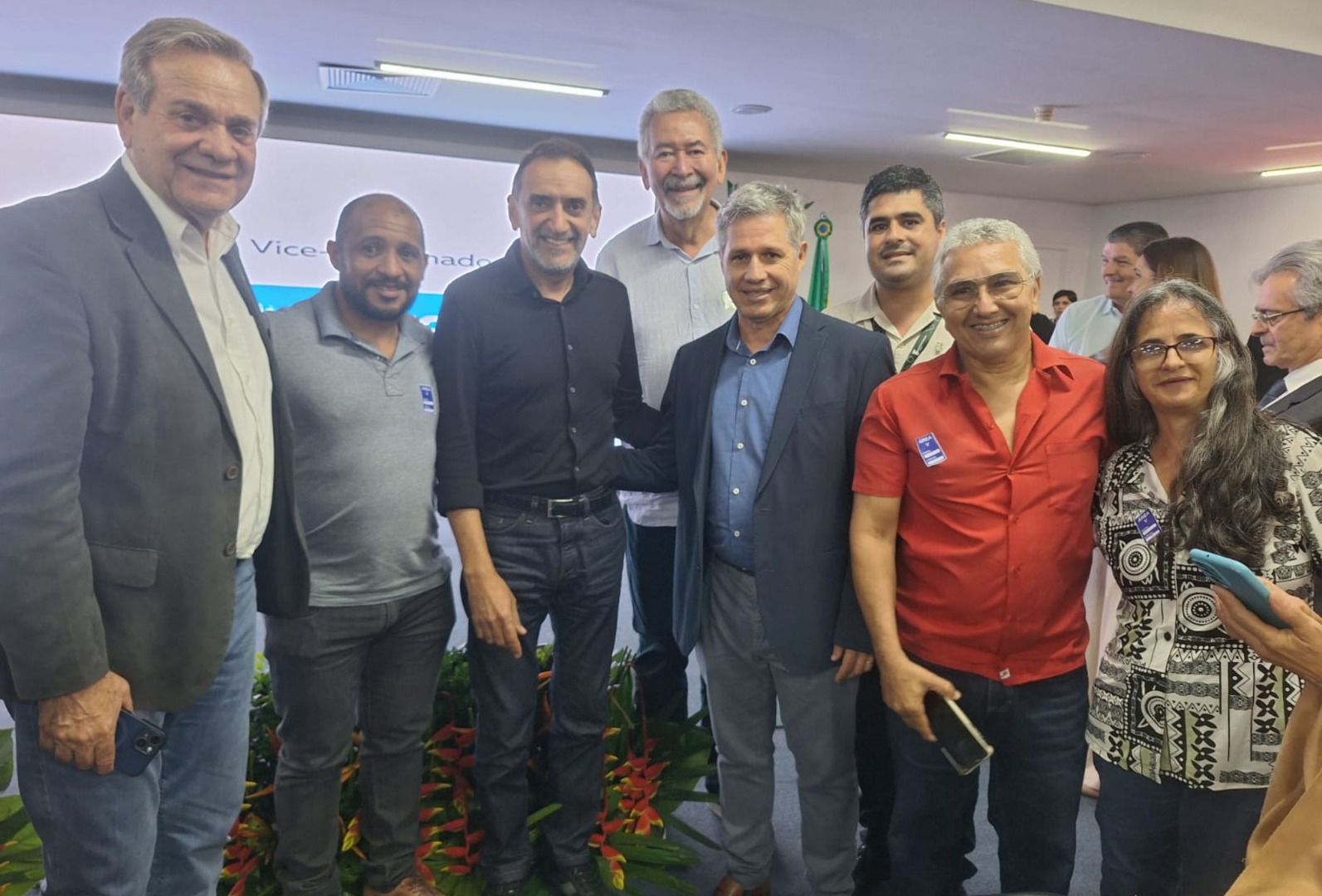 Reitor Carlos Guedes, diretor-geral Éder Souza, e pró-reitor Gilberto Cruz com o ministro e outras autoridades