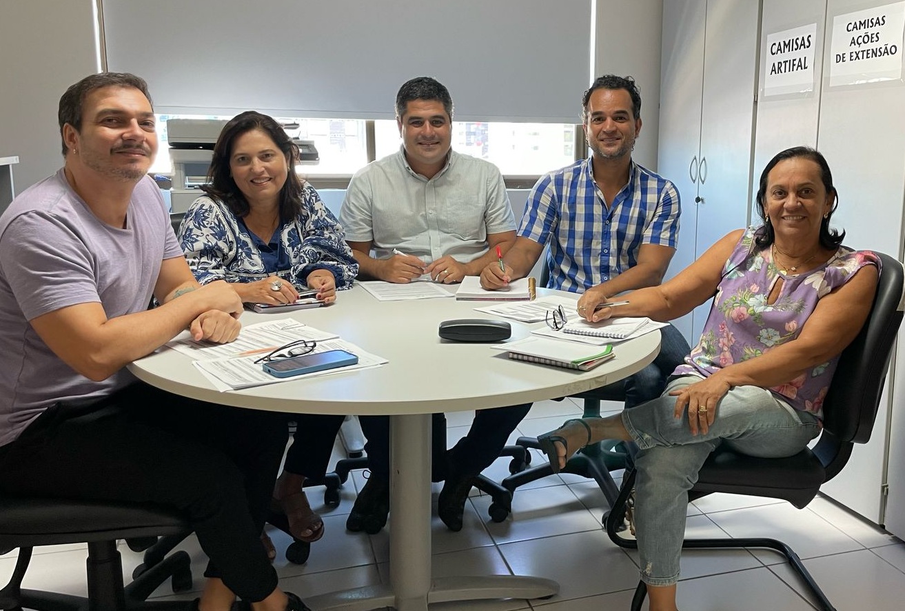 Pró-reitor Gilberto Neto recebe equipe que irá coordenar programa.jpeg