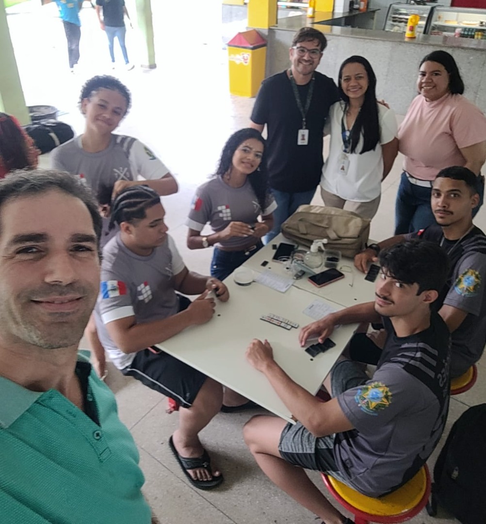 O professor Ebenézer Bernardes Correia, do Campus Maceió, apresentou o projeto, Geminó.jpeg