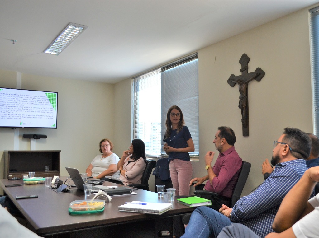 A coordenadora de Educação de Jovens e Adultos, Elizabete Duarte, apresentou a proposta para diretores do Ifal e gestores municipais.JPG