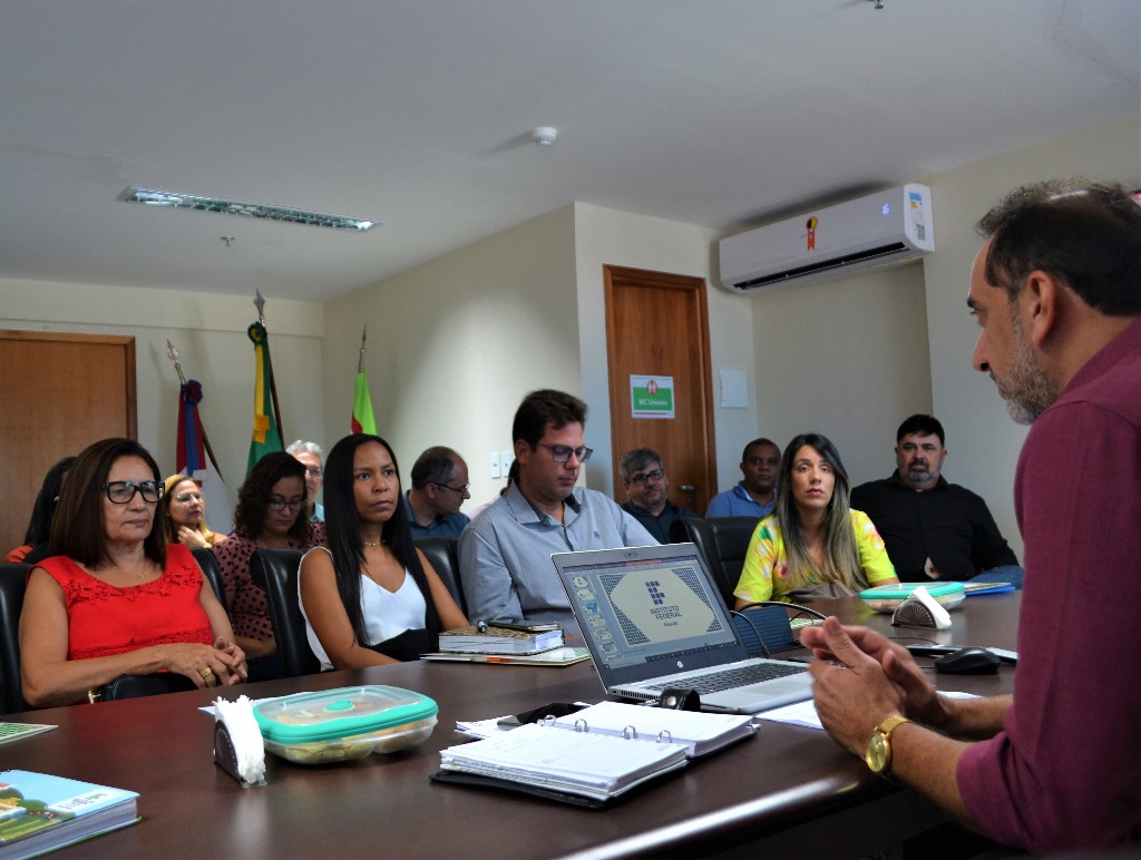 Carlos Guedes apontou a necessidade de aliar as demandas dos municípios com a experiência formação profissional de mais de um século do Ifal.JPG