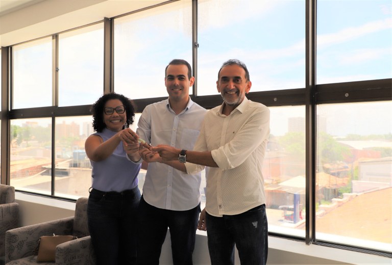 Secretário Sílvio Romero entrega chave para gestores do Ifal, Eunice Palmeira e Carlos Guedes.JPG