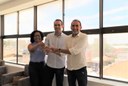 Secretário Sílvio Romero entrega chave para gestores do Ifal, Eunice Palmeira e Carlos Guedes.JPG