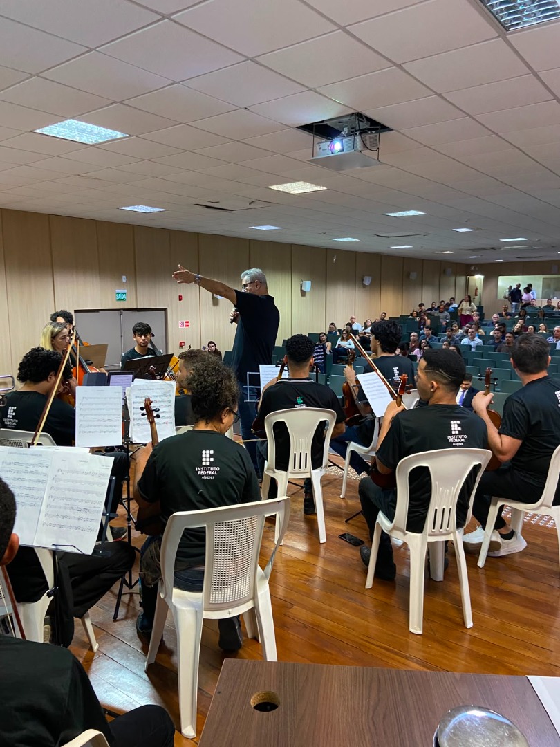 Camerata sob a regência do maestro Almir Medeiros