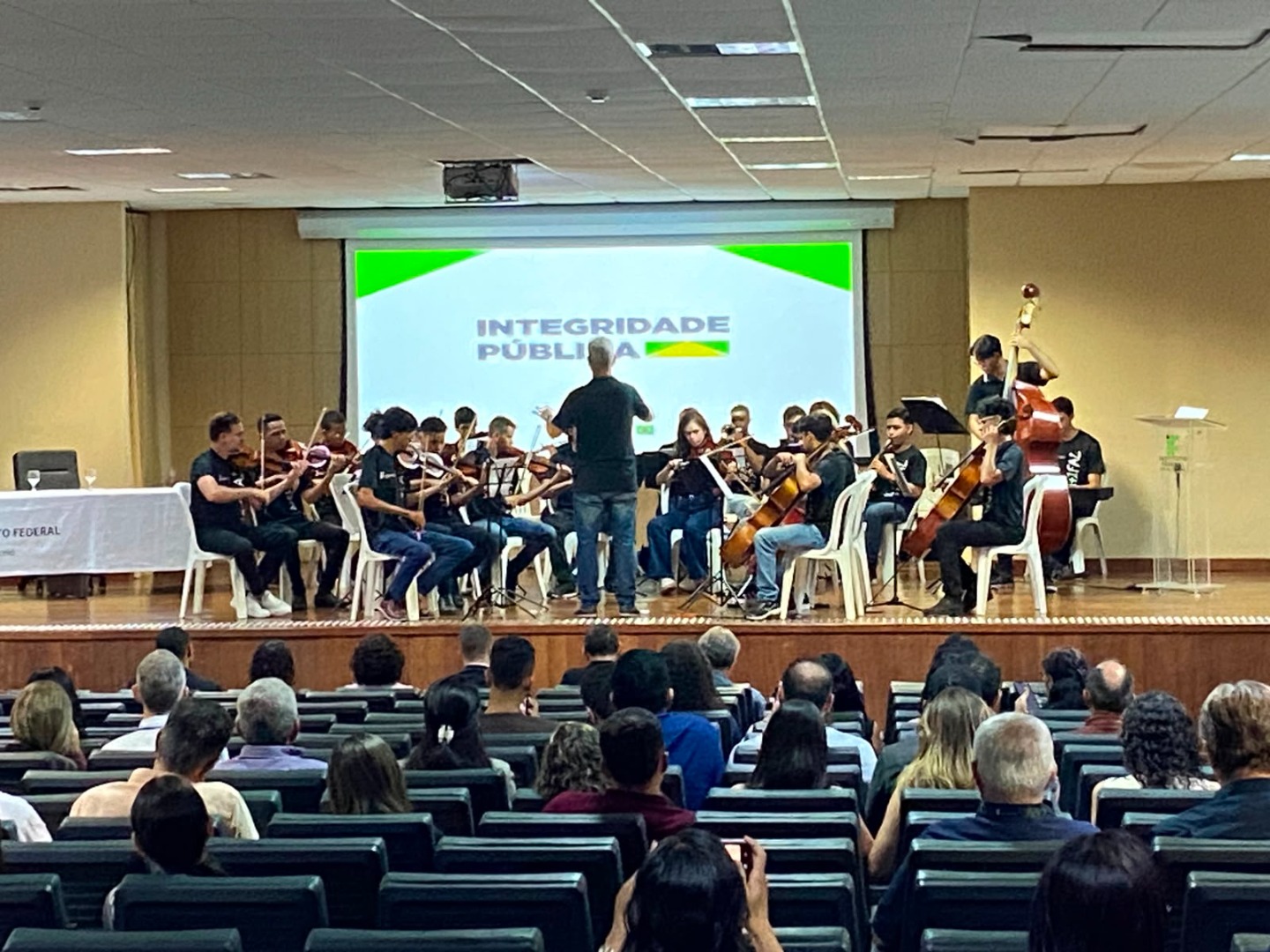 Camerata sob a regência do maestro Almir Medeiros