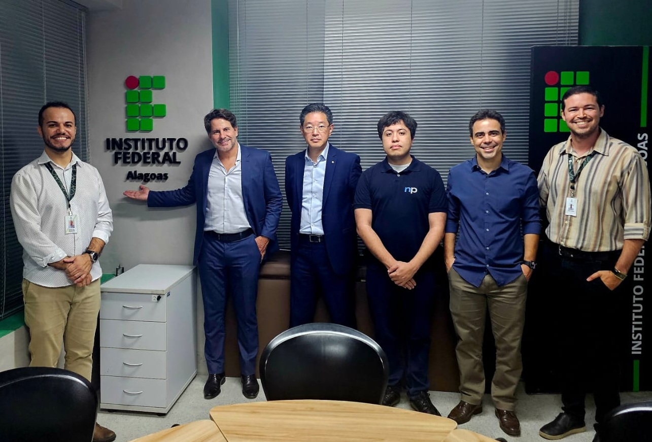 O coordenador do Núcleo de Inovação Tecnológica, Marcos Charles, apresenta espaço do Ifal, no Centro de Inovações, a representantes da Amazon.jpeg