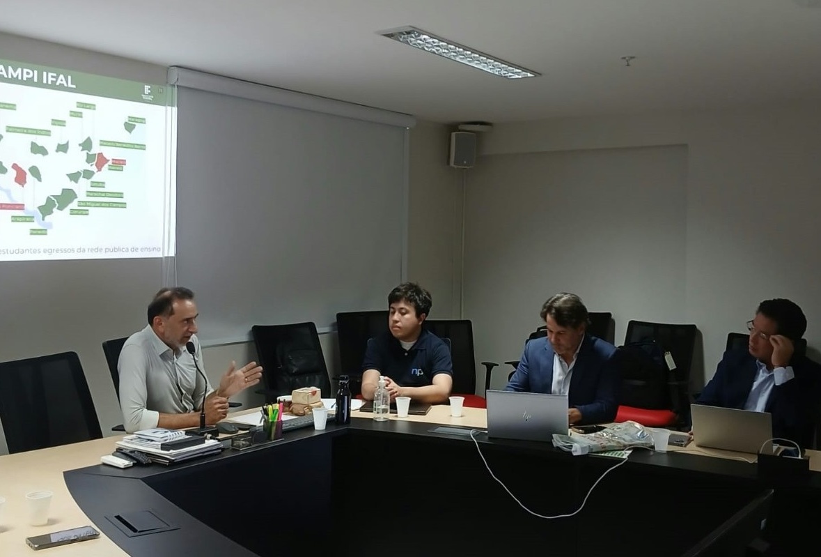 Professor Carlos Guedes realiza apresentação institucional do Ifal à equipe Amazon  NextPage.jpeg