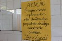 Cartaz no banheiro da instituição questiona padrões de beleza