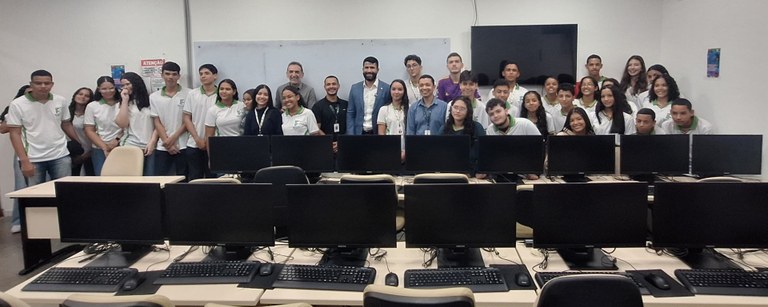 Laboratório recebeu 46 computadores com emendas do deputado Fábio Costa.jpeg