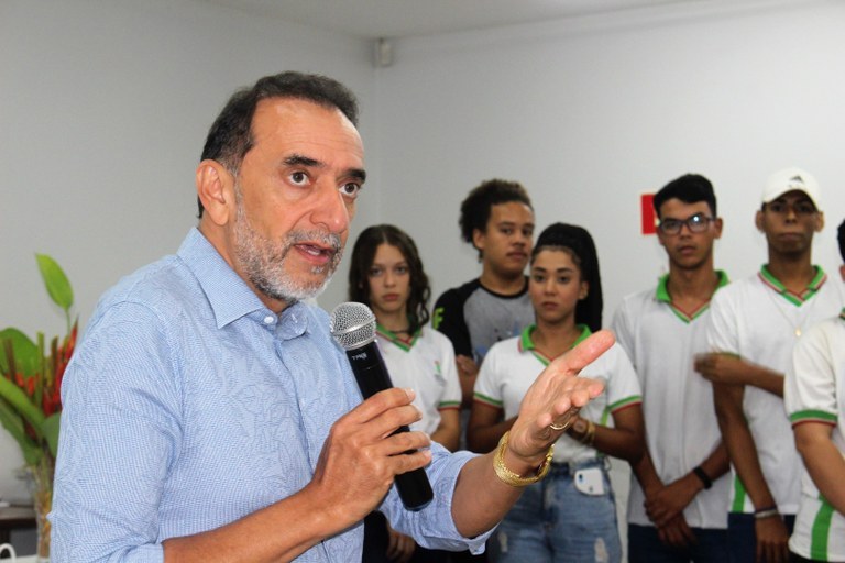 Reitor Carlos Guedes comemora índice conquistado pela instituição