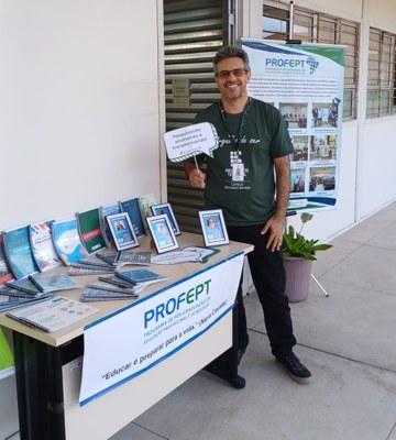 Docente do Mestrado Profissional em Educação Profissional e Tecnológica (ProfEPT), André Sueldo reforça que estudantes que recebem a bolsa podem se dedicar mais à sua formação.jpeg