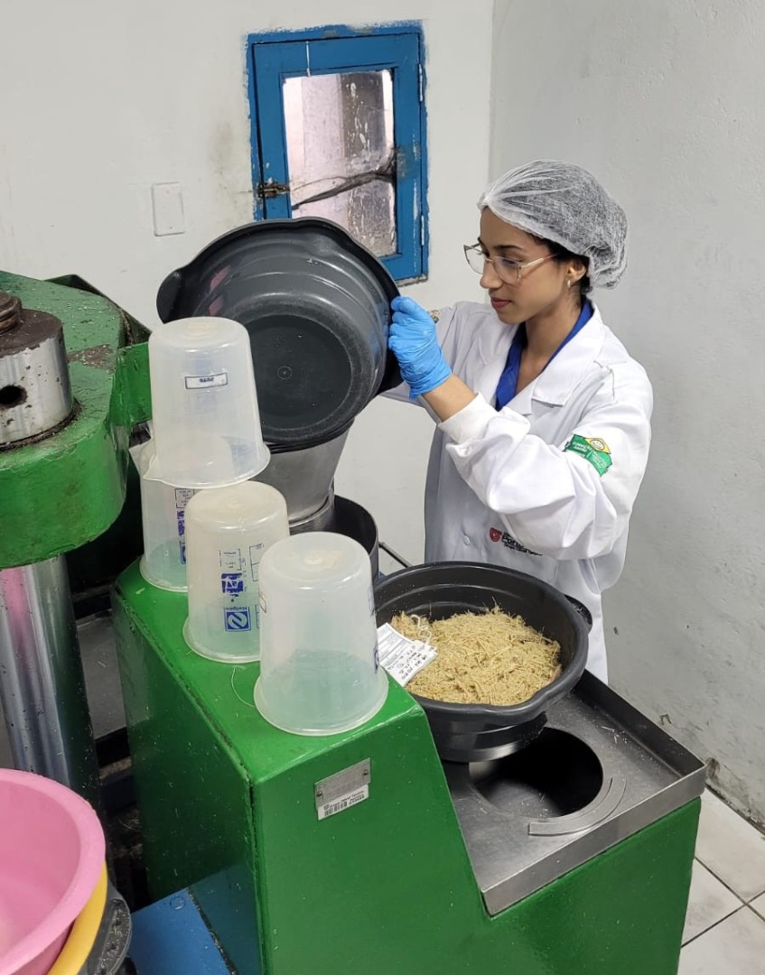 Aluna do curso Técnico Subsequente de Química, Fernanda Batista foi contratada pela Usina Porto Rico, após experiência como Jovem Aprendiz.jpeg