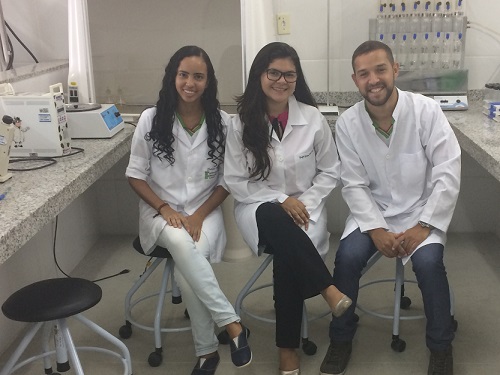 Silvana Belém e monitores de laboratório do Campus Batalha, Daniele e Mateus, esperam dar retorno social a suas pesquisas.JPG